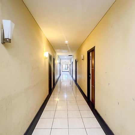 Urbanview Trisula Hotel Makassar Exterior photo