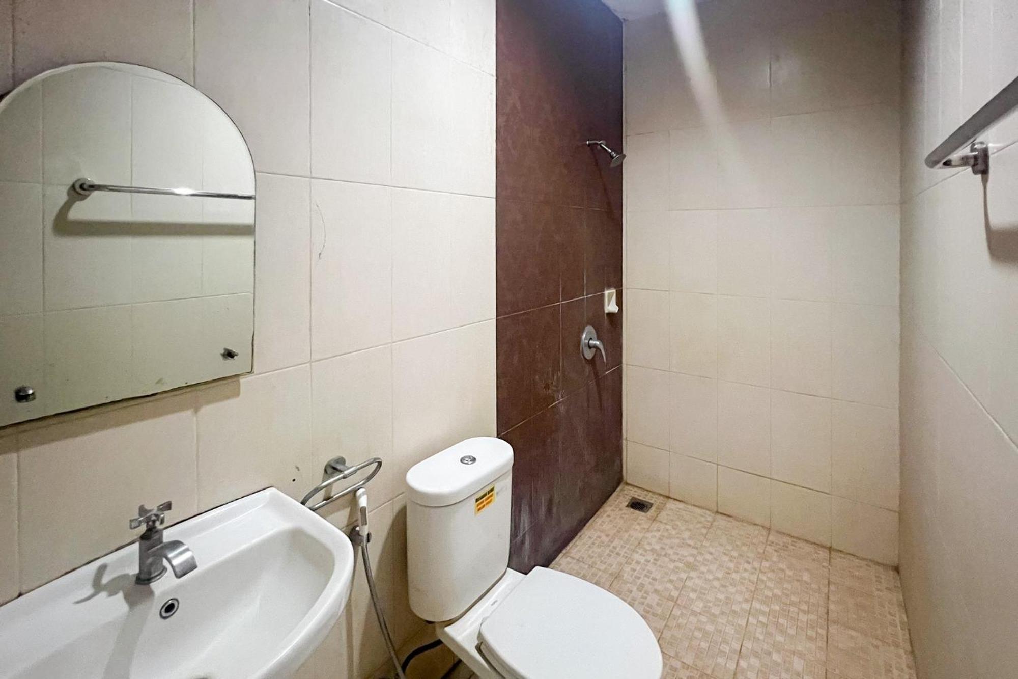 Urbanview Trisula Hotel Makassar Exterior photo