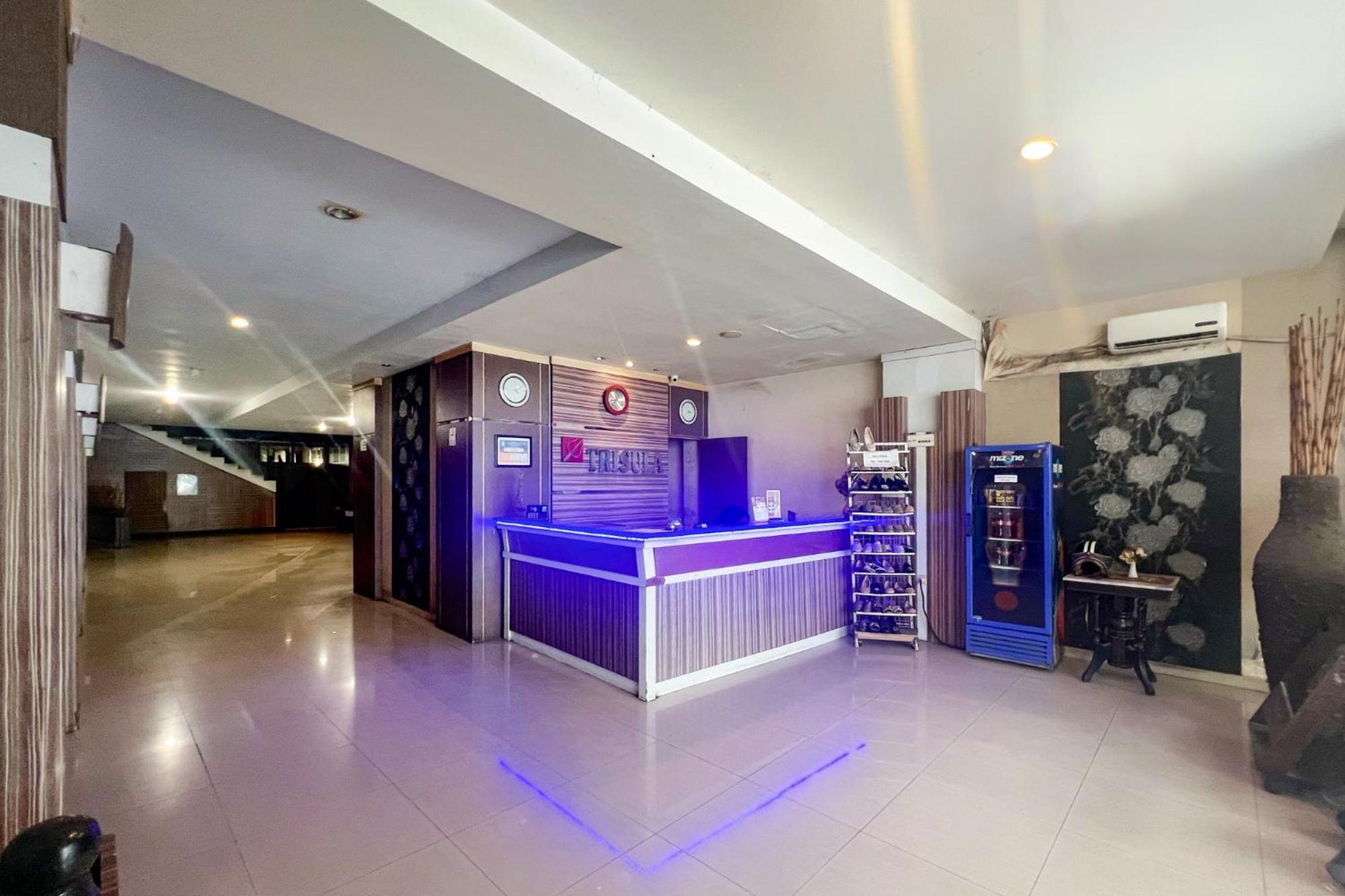 Urbanview Trisula Hotel Makassar Exterior photo