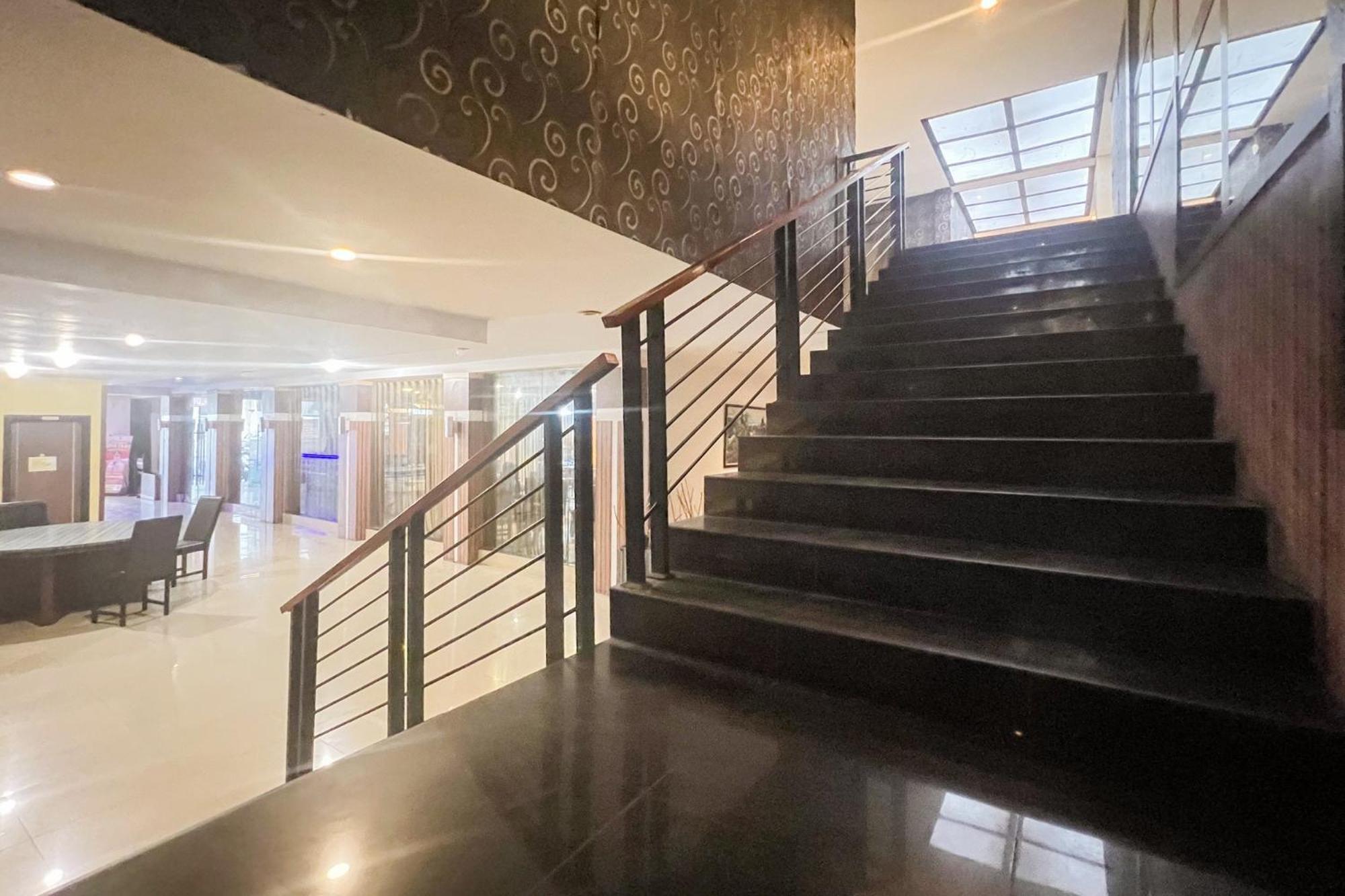 Urbanview Trisula Hotel Makassar Exterior photo