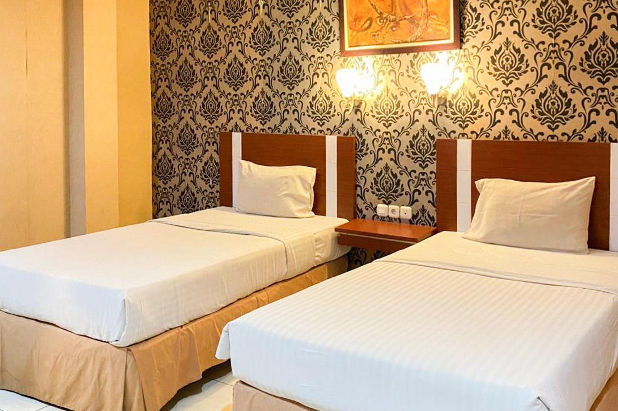 Urbanview Trisula Hotel Makassar Exterior photo