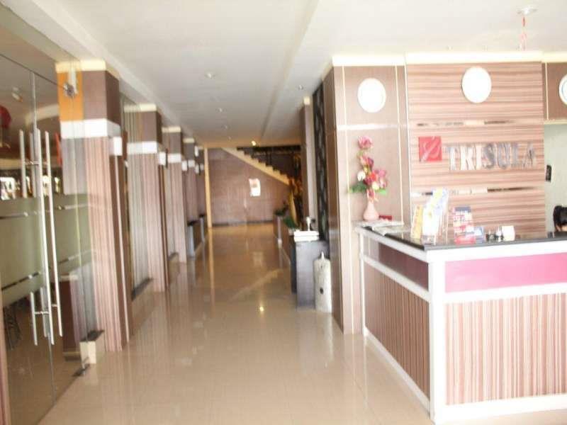 Urbanview Trisula Hotel Makassar Exterior photo