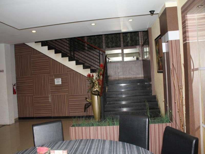 Urbanview Trisula Hotel Makassar Exterior photo