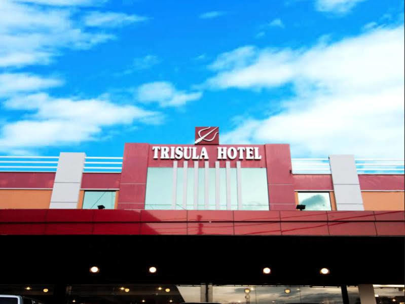 Urbanview Trisula Hotel Makassar Exterior photo
